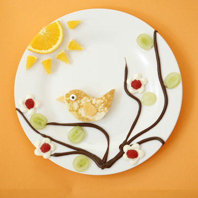 A fun and healthy birdie snack for kids. It incorporates fresh fruits (orange, raspberry, cantaloupe and grapes), pancake and chocolate into a cute design that kids will love | at Non Toy Gifts