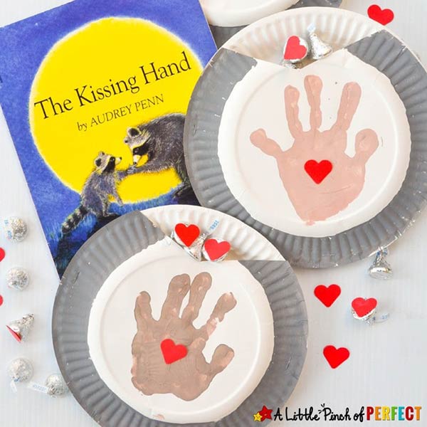 Paper plate Kissing hand craft